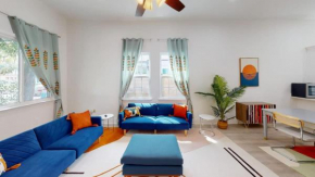 Sunny 5Bed w Parking and direct Streetcar access